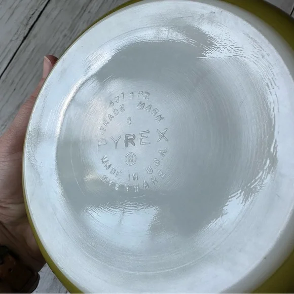 PREOWNED VINTAGE PYREX GREEN FLORAL DAISY PRINT BOWL - Picture 3 of 6